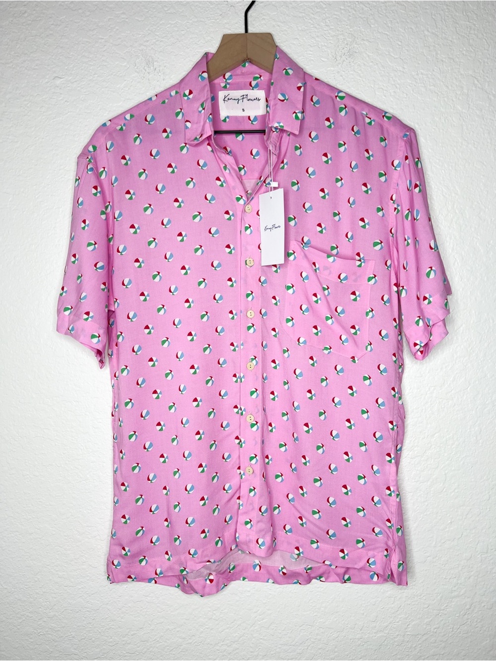 Kenny Flowers Pink Beach Ball Button Up Shirt Short Sleeve Mens size Small NWT